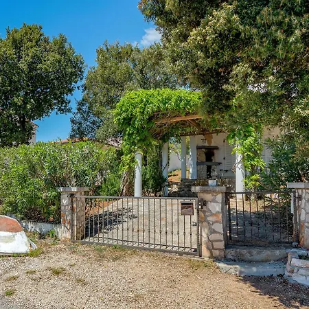 Cozy In With Outdoor Swimming Pool Holiday home *